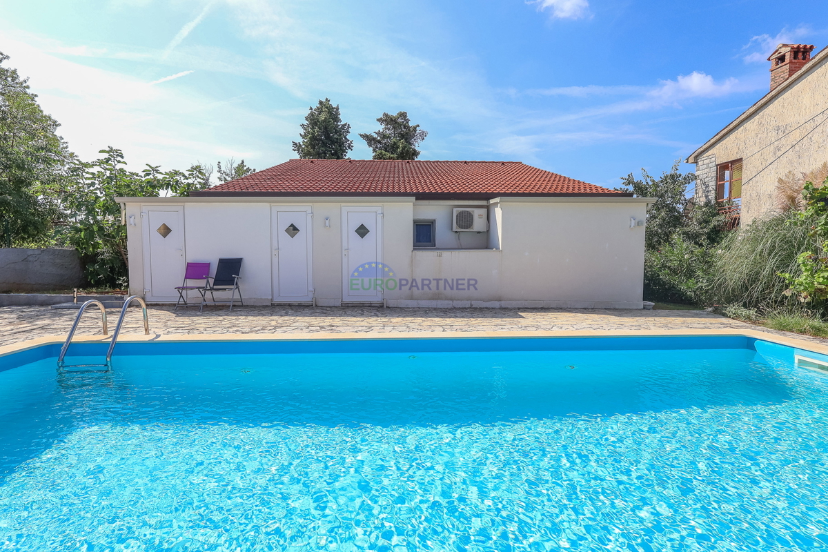 Enonadstropna hiša z razgledom na morje, 10 km od Poreča