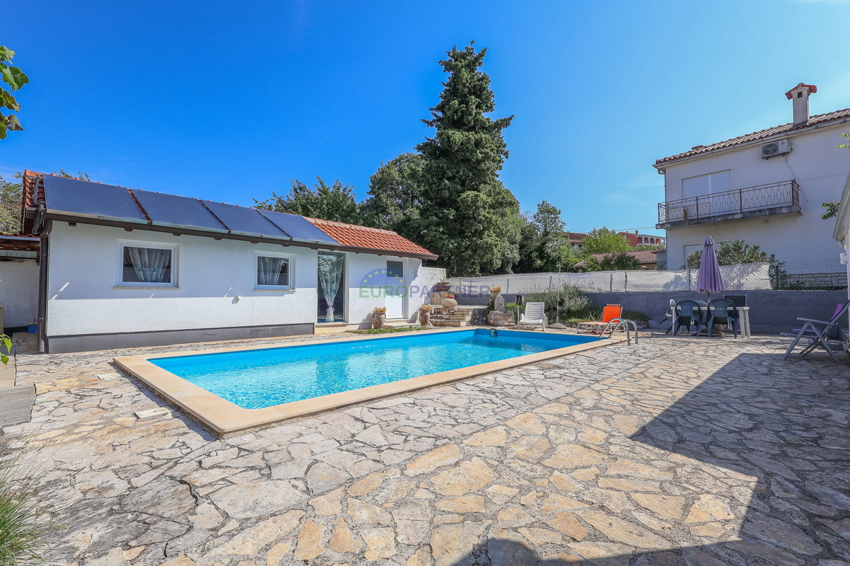 Enonadstropna hiša z razgledom na morje, 10 km od Poreča