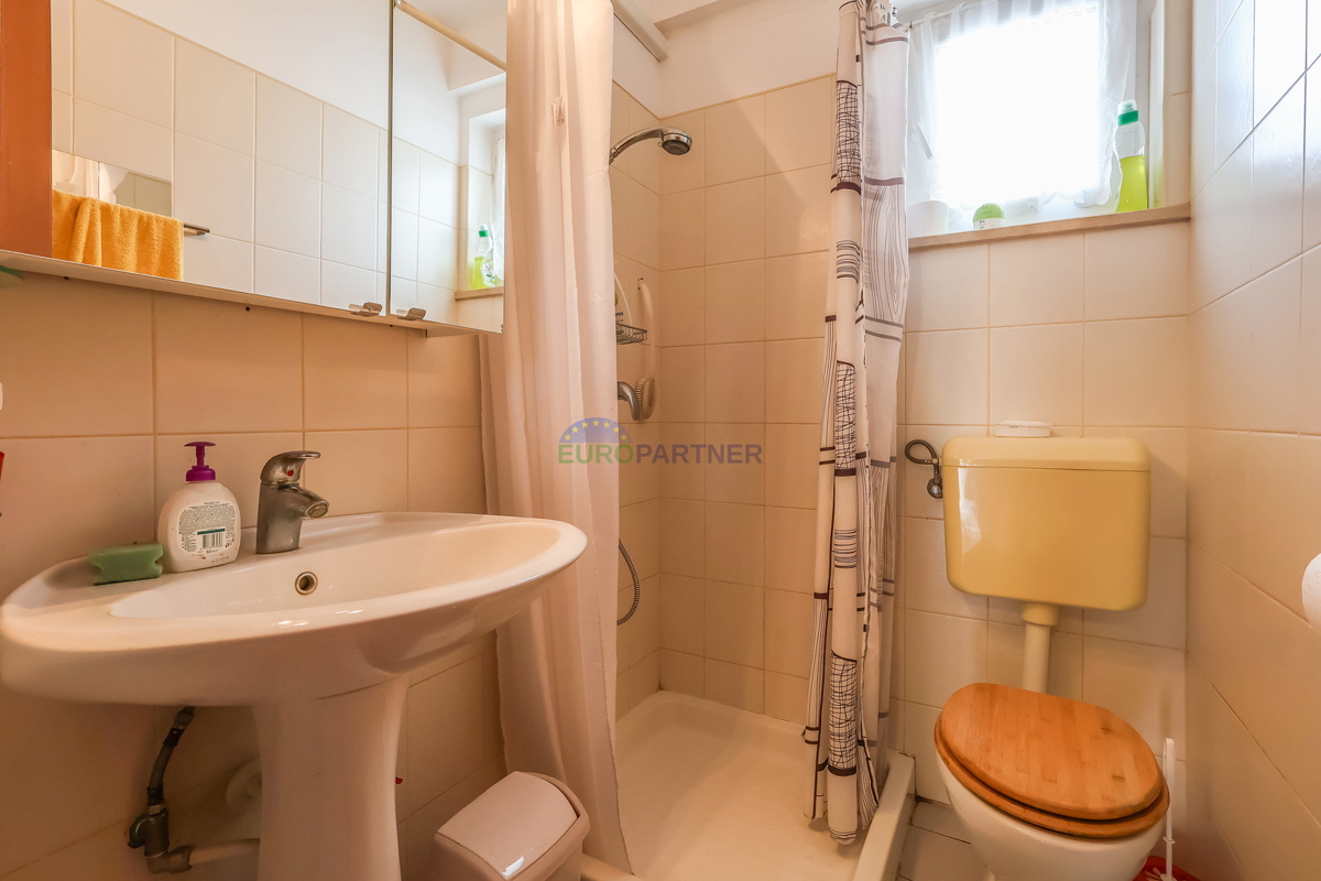 Enonadstropna hiša z razgledom na morje, 10 km od Poreča