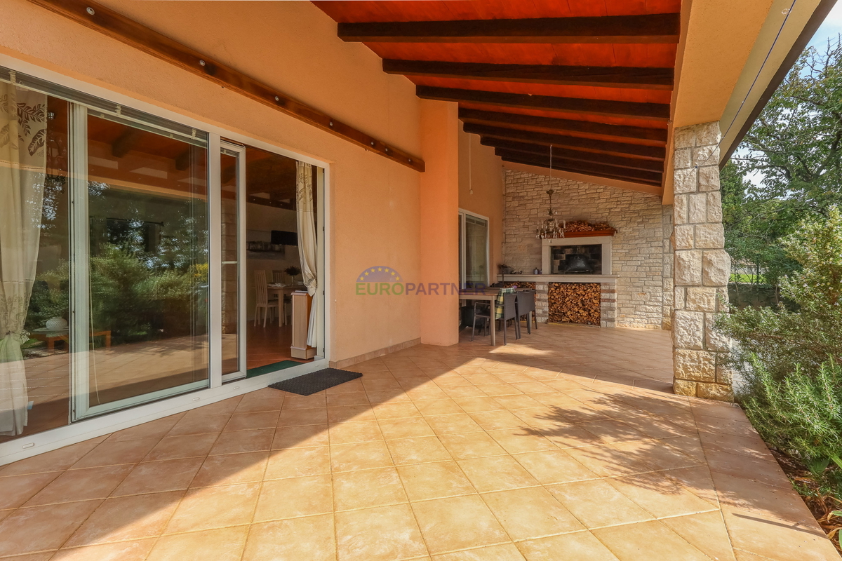 Enonadstropna hiša z razgledom na morje, 10 km od Poreča