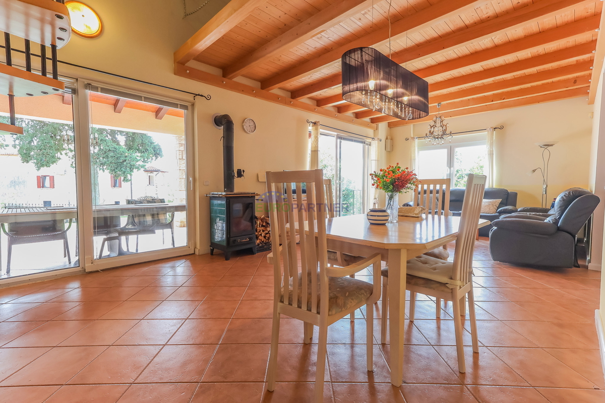 Enonadstropna hiša z razgledom na morje, 10 km od Poreča