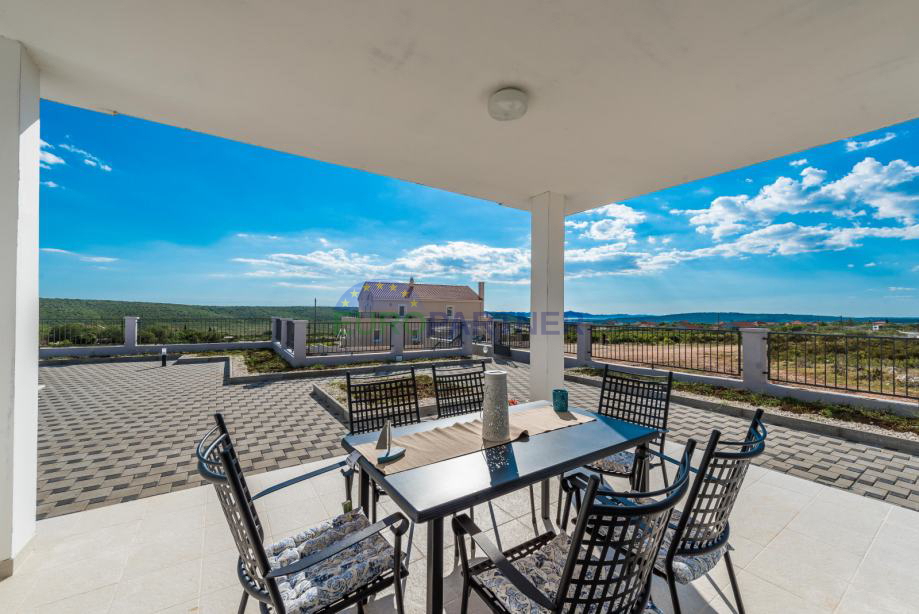 Vila s bazenom, pogled na morje