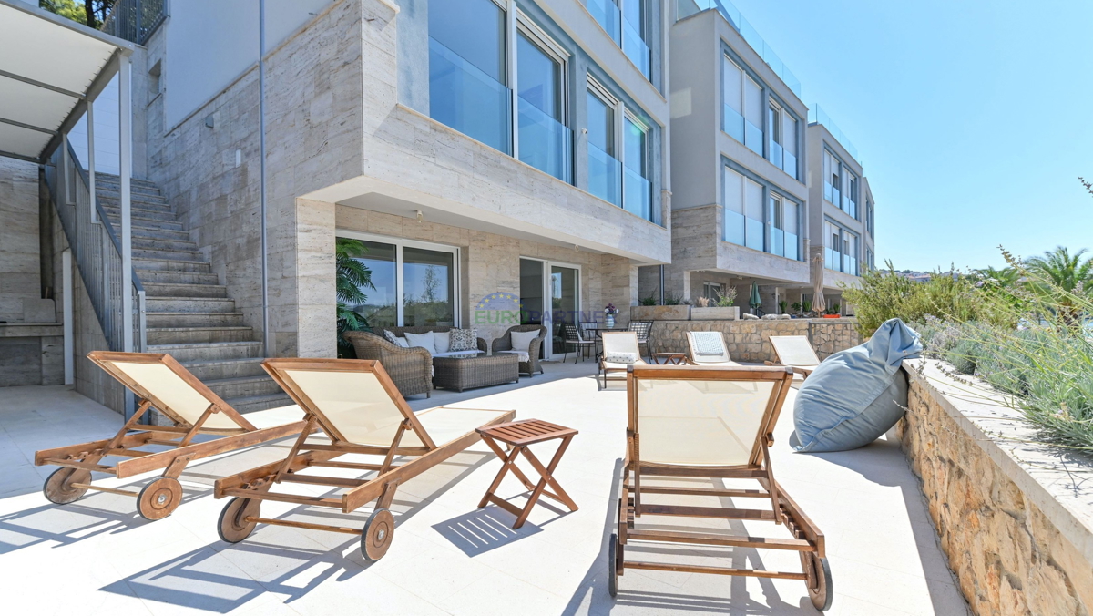 Čudovita vila PRVA VRSTA ob morju, Trogir, Čiovo