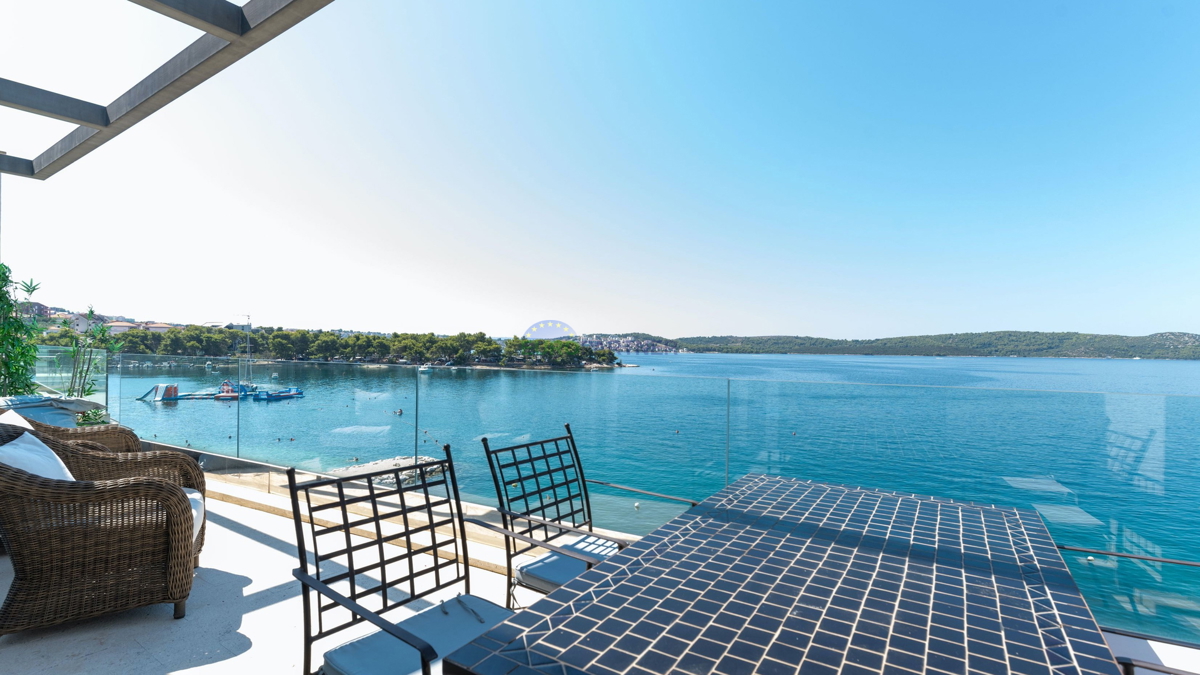 Čudovita vila PRVA VRSTA ob morju, Trogir, Čiovo