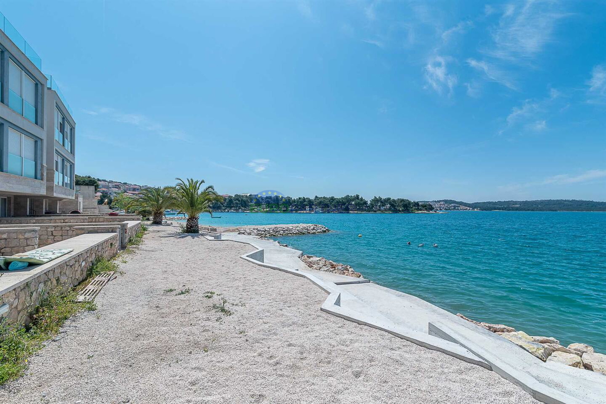 Čudovita vila PRVA VRSTA ob morju, Trogir, Čiovo