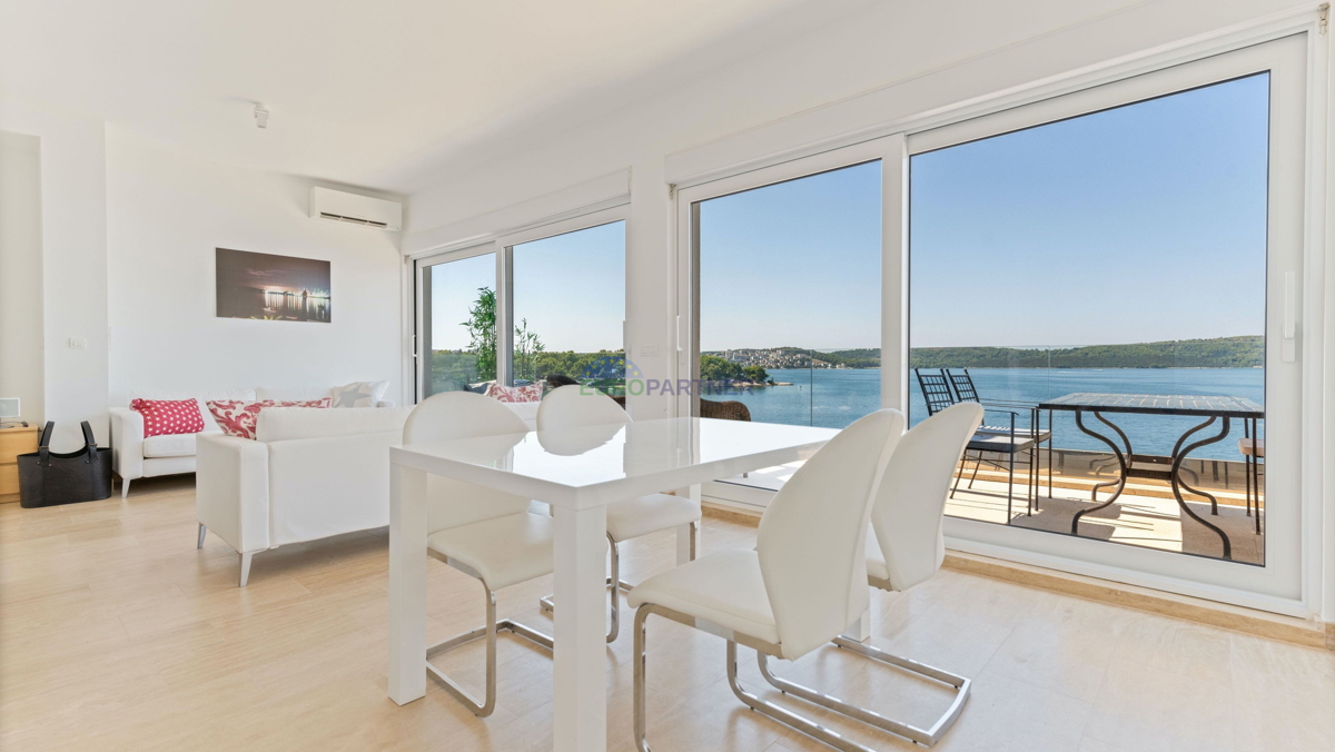 Čudovita vila PRVA VRSTA ob morju, Trogir, Čiovo
