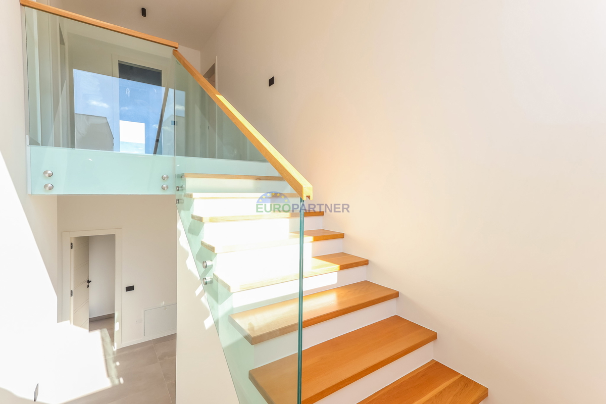 Samostojna luksuzna vila s pogledom na morje