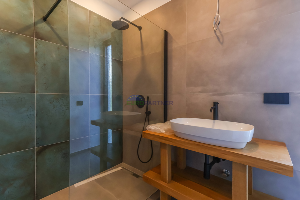 Samostojna luksuzna vila s pogledom na morje