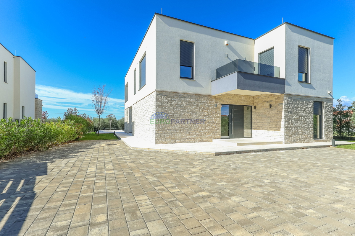 Samostojna luksuzna vila s pogledom na morje