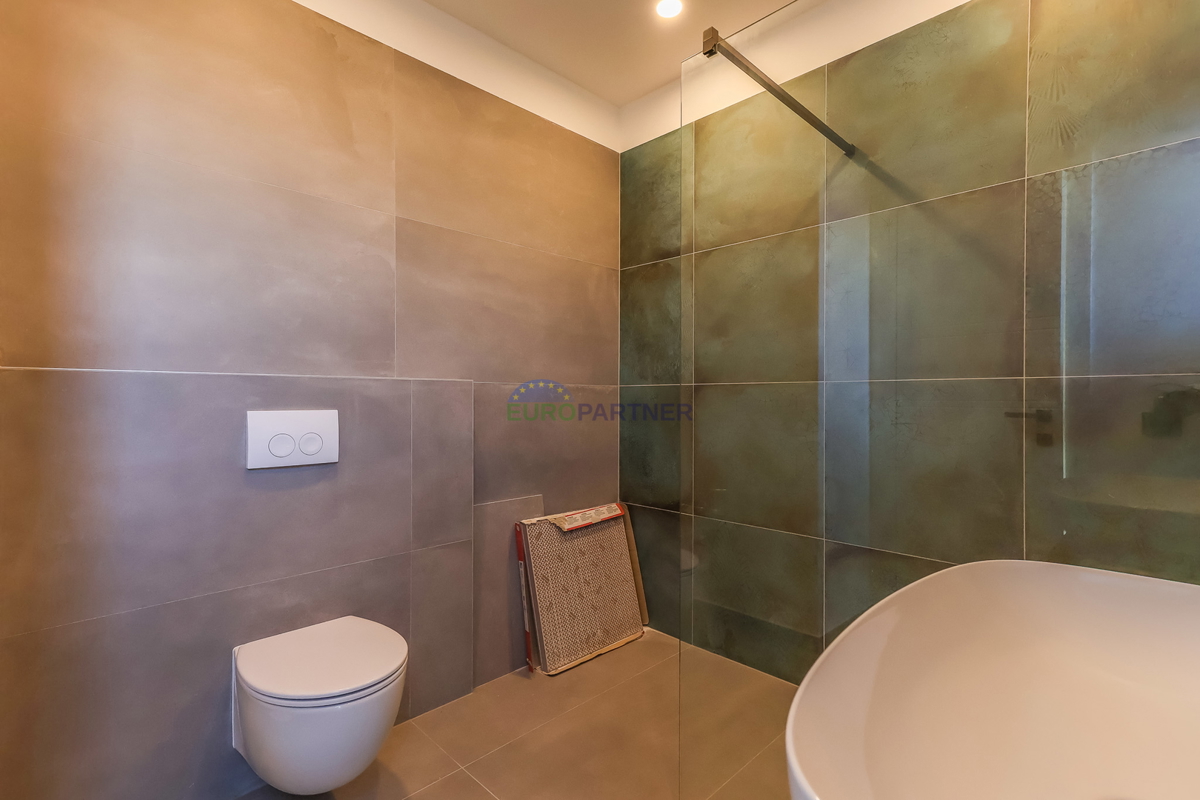 Samostojna luksuzna vila s pogledom na morje