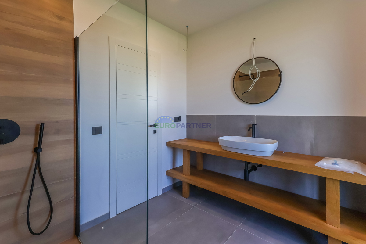 Samostojna luksuzna vila s pogledom na morje