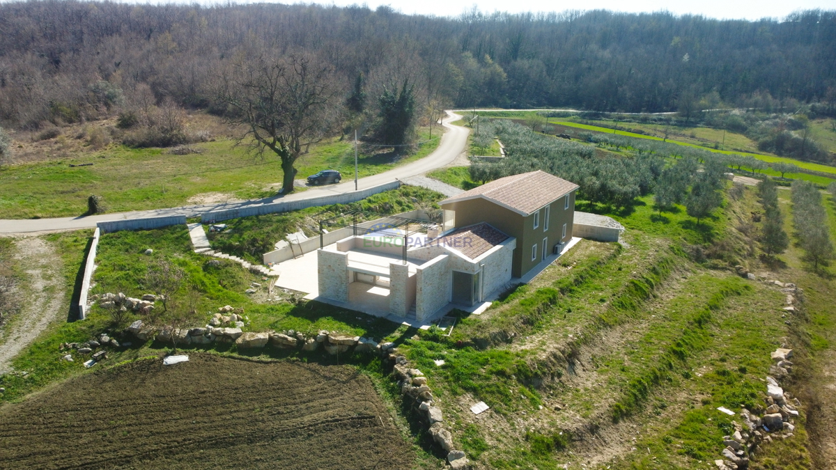 Hiša, moderno zasnovana, s čudovitim razgledom