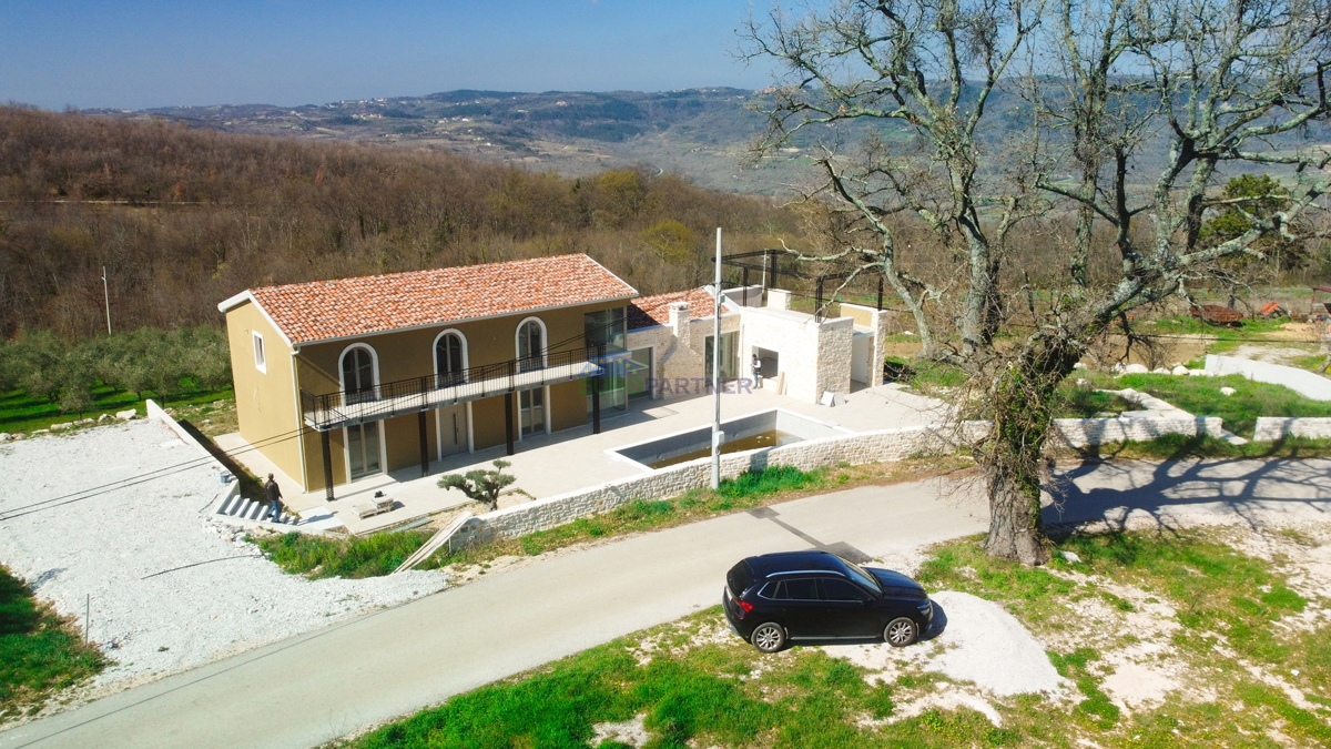Hiša, moderno zasnovana, s čudovitim razgledom