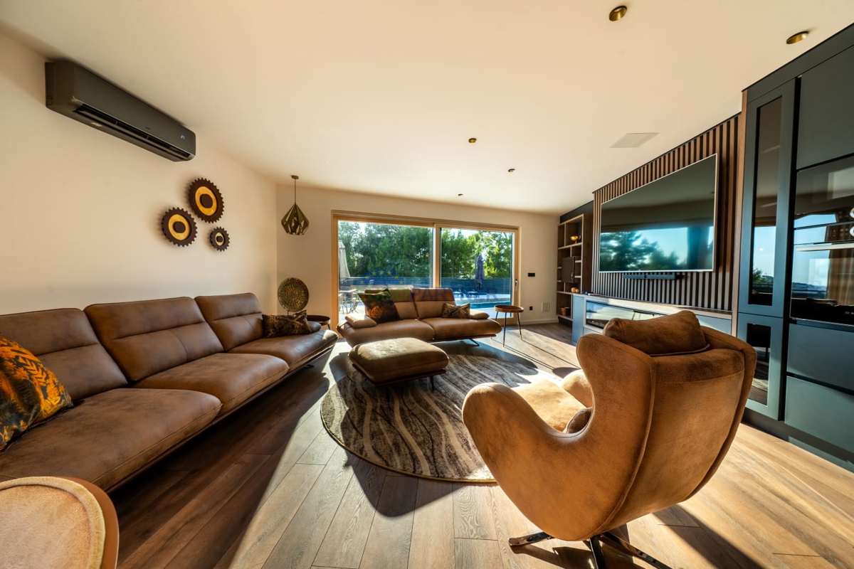 Luksuzna vila s pogledom na morje, Podstrana