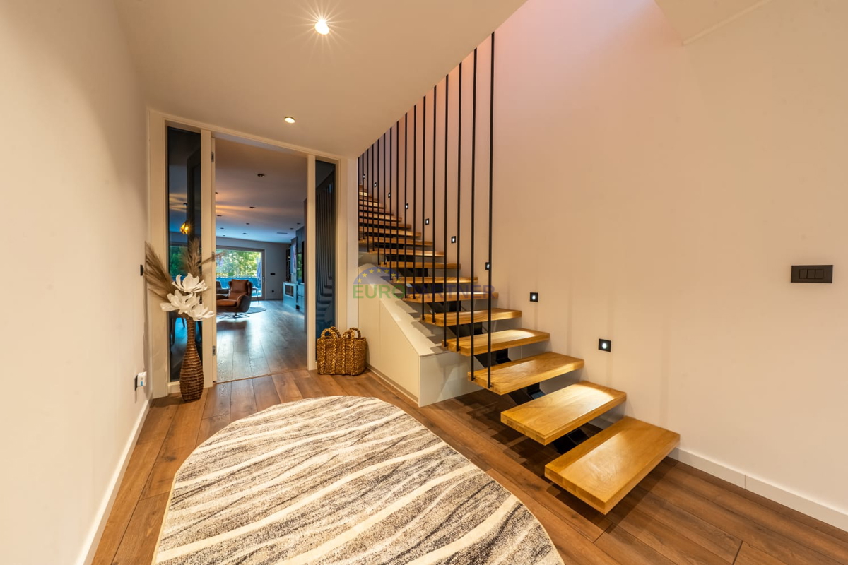 Luksuzna vila s pogledom na morje, Podstrana