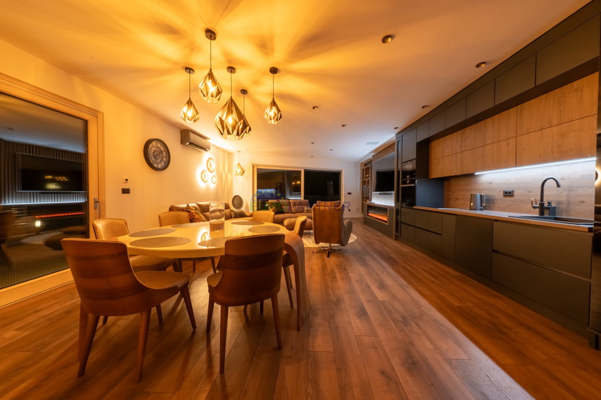 Luksuzna vila s pogledom na morje, Podstrana