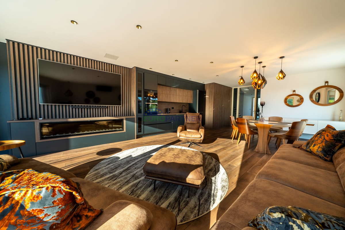 Luksuzna vila s pogledom na morje, Podstrana