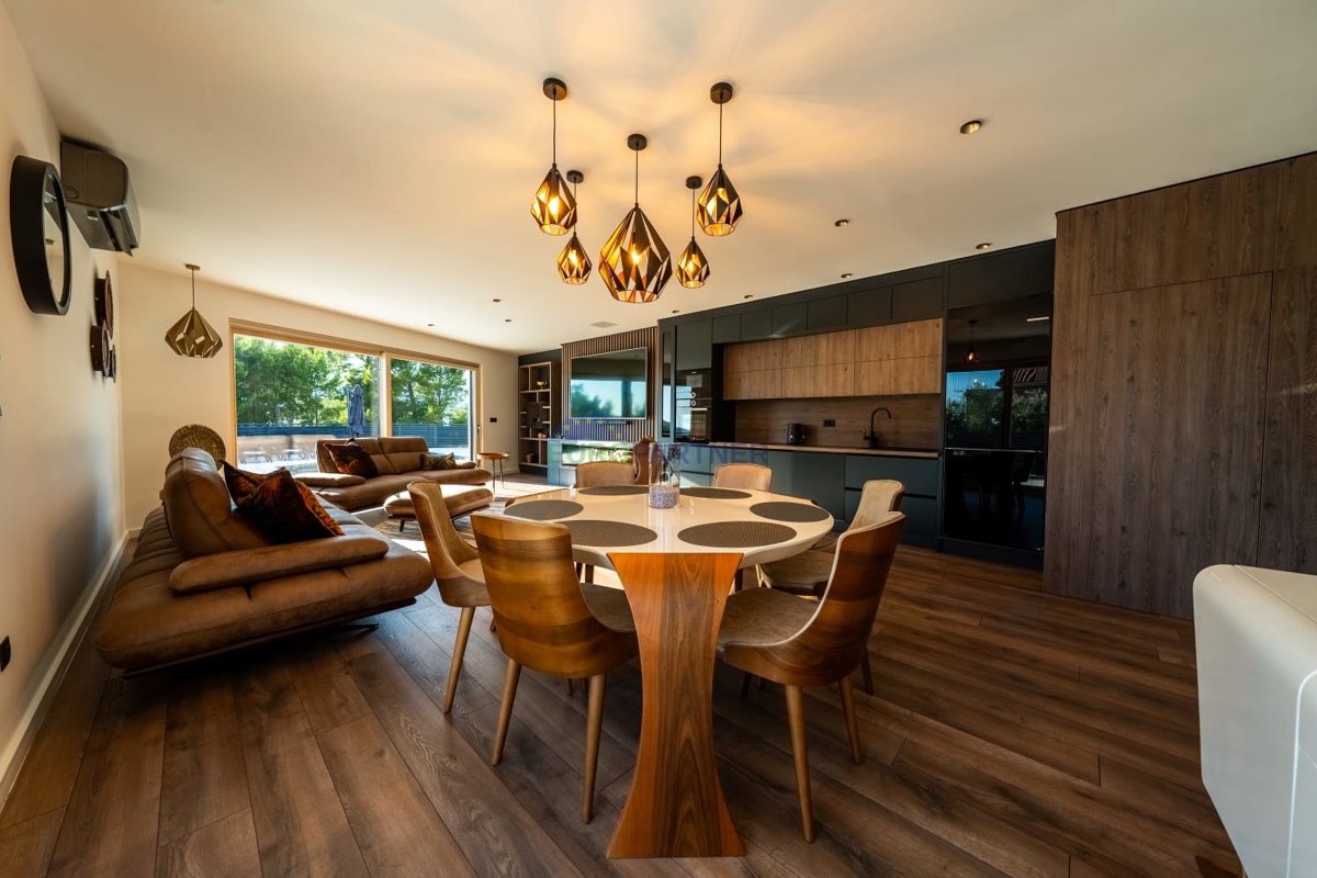 Luksuzna vila s pogledom na morje, Podstrana