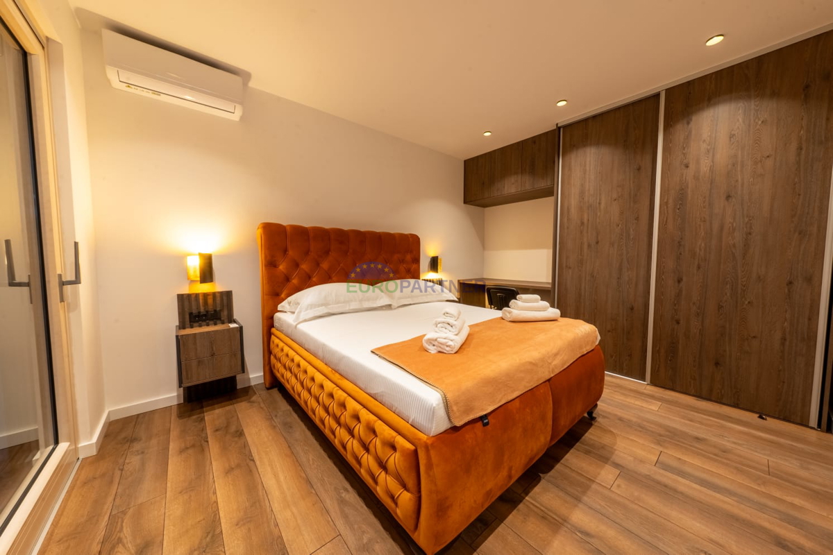 Luksuzna vila s pogledom na morje, Podstrana