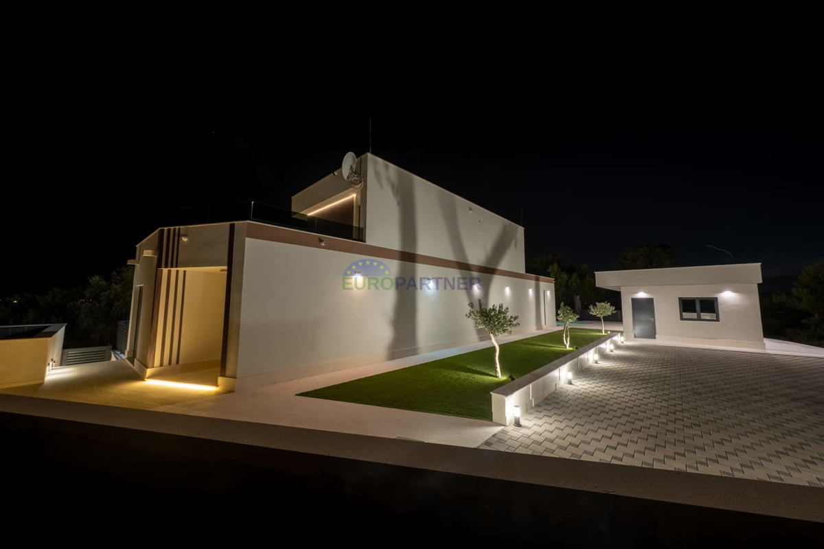 Luksuzna vila s pogledom na morje, Podstrana