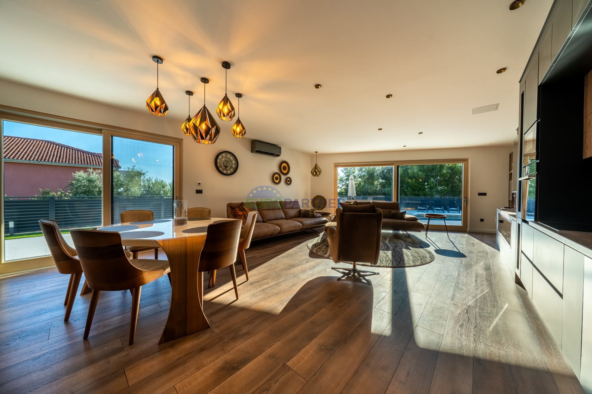 Luksuzna vila s pogledom na morje, Podstrana