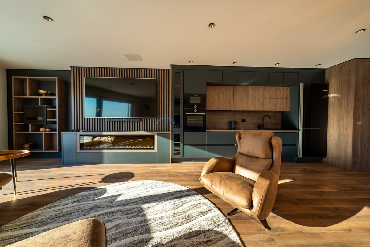 Luksuzna vila s pogledom na morje, Podstrana