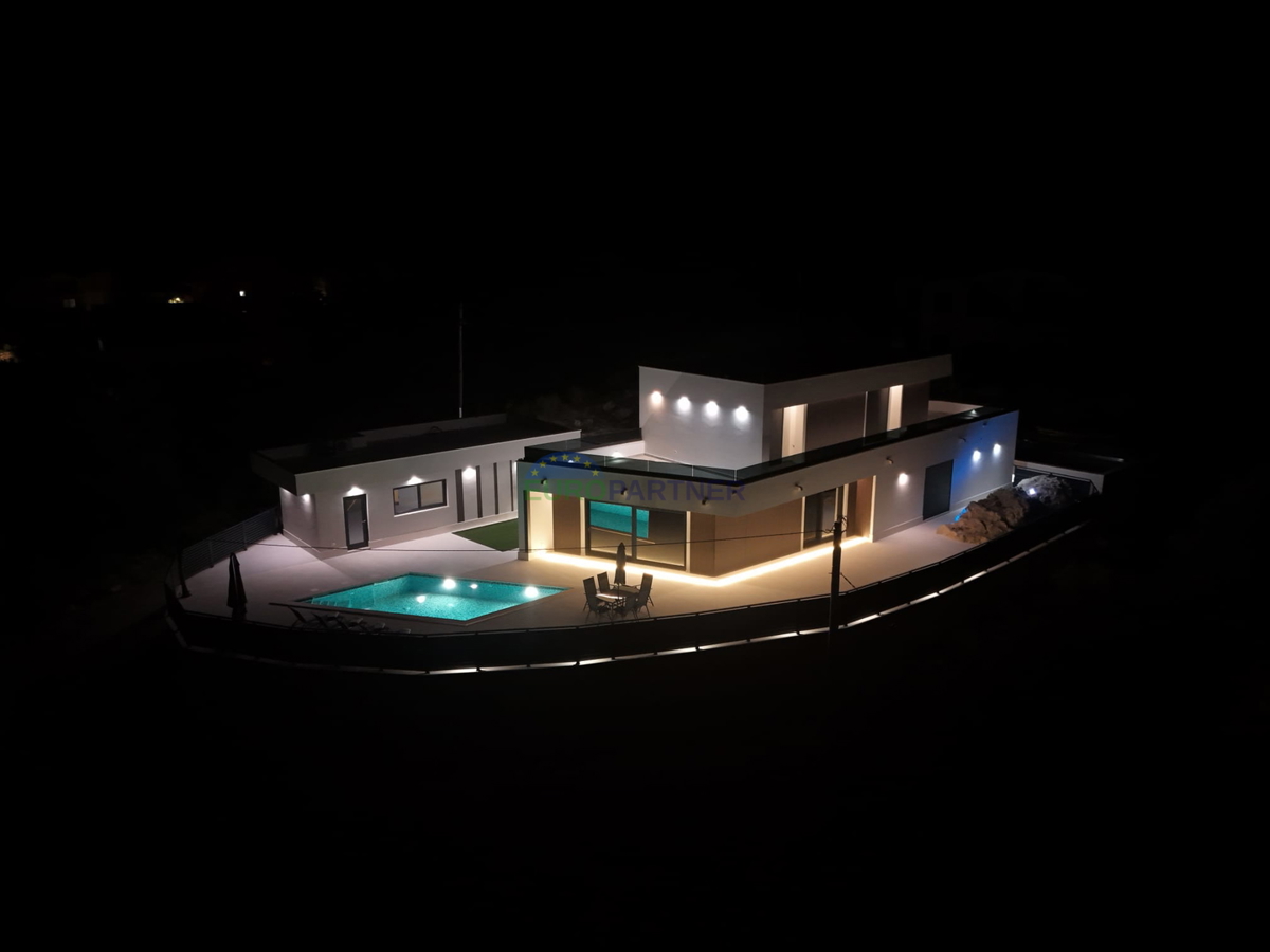 Luksuzna vila s pogledom na morje, Podstrana