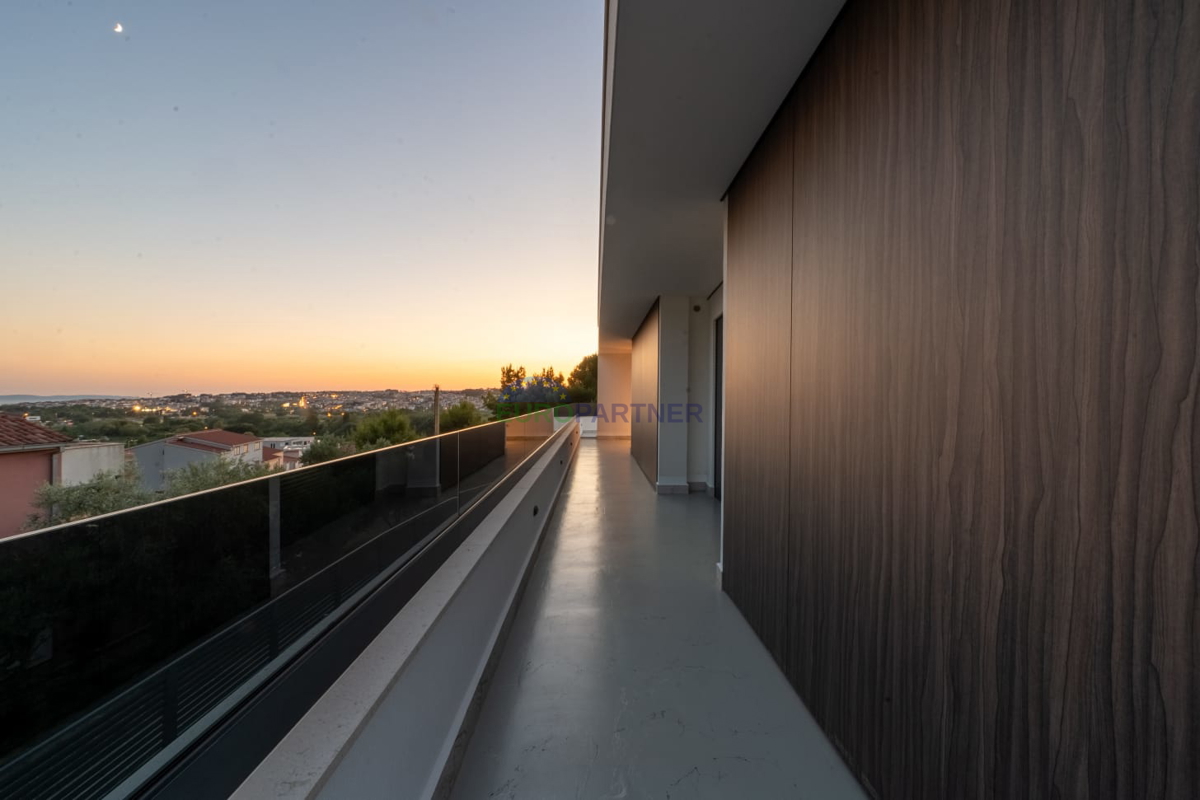 Luksuzna vila s pogledom na morje, Podstrana