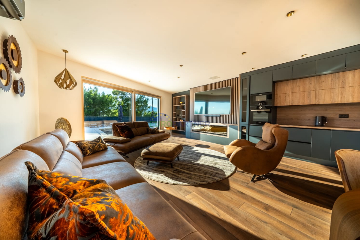 Luksuzna vila s pogledom na morje, Podstrana