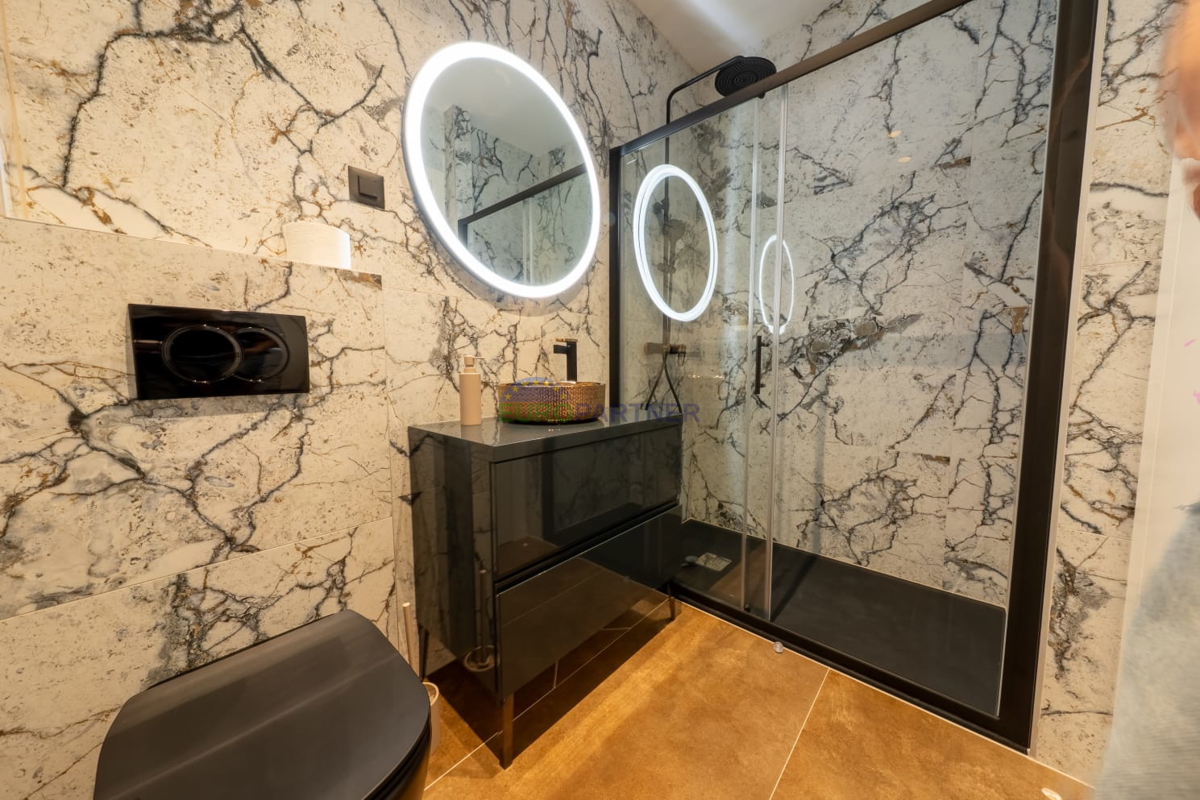 Luksuzna vila s pogledom na morje, Podstrana