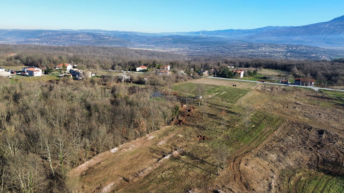 Gradbeniško in kmetijsko zemljišče, Kršan, Istra