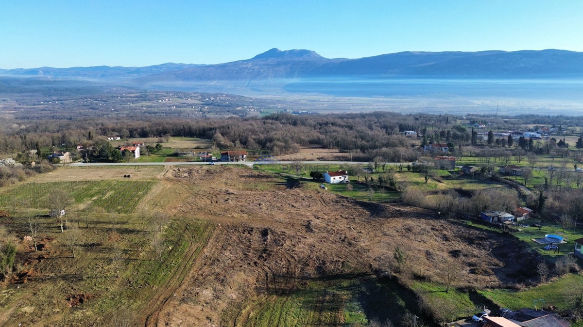 Gradbeniško in kmetijsko zemljišče, Kršan, Istra