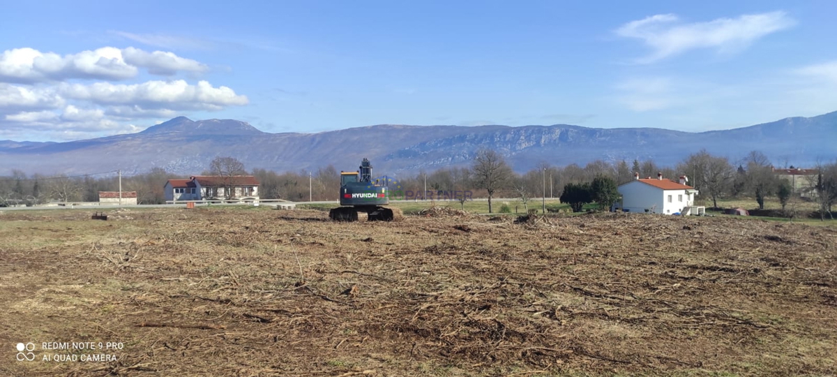 Gradbeniško in kmetijsko zemljišče, Kršan, Istra