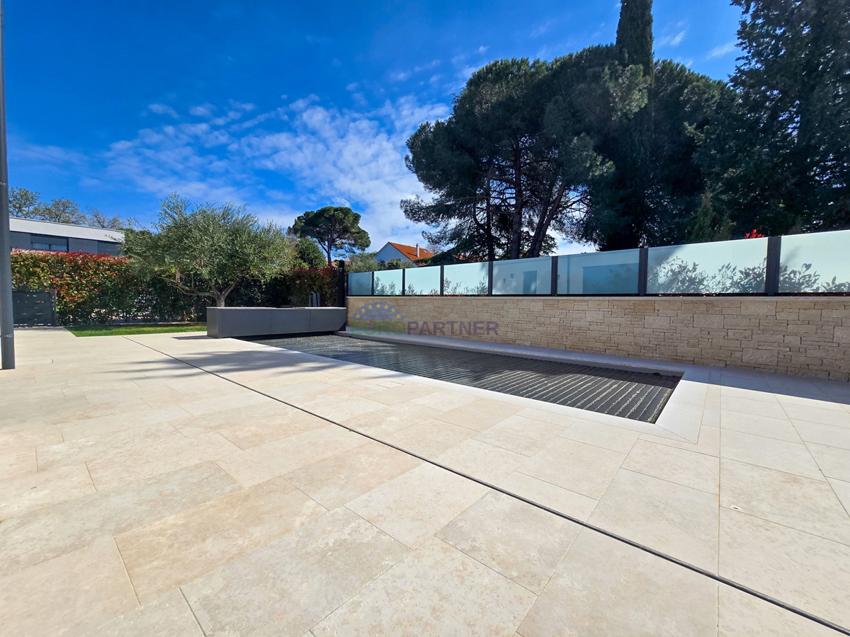 Moderna dvojna kuća s bazenom blizu centra i morja, Poreč