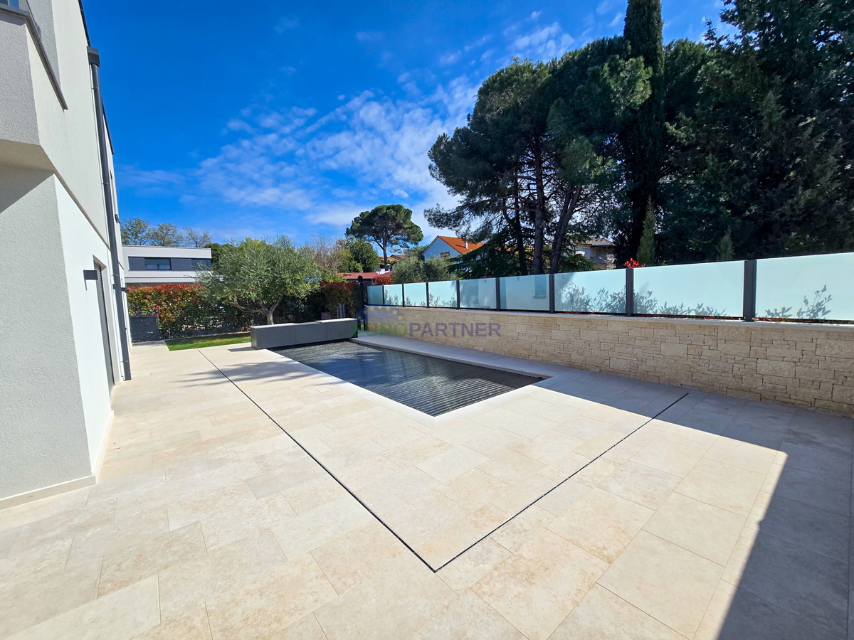 Moderna dvojna kuća s bazenom blizu centra i morja, Poreč