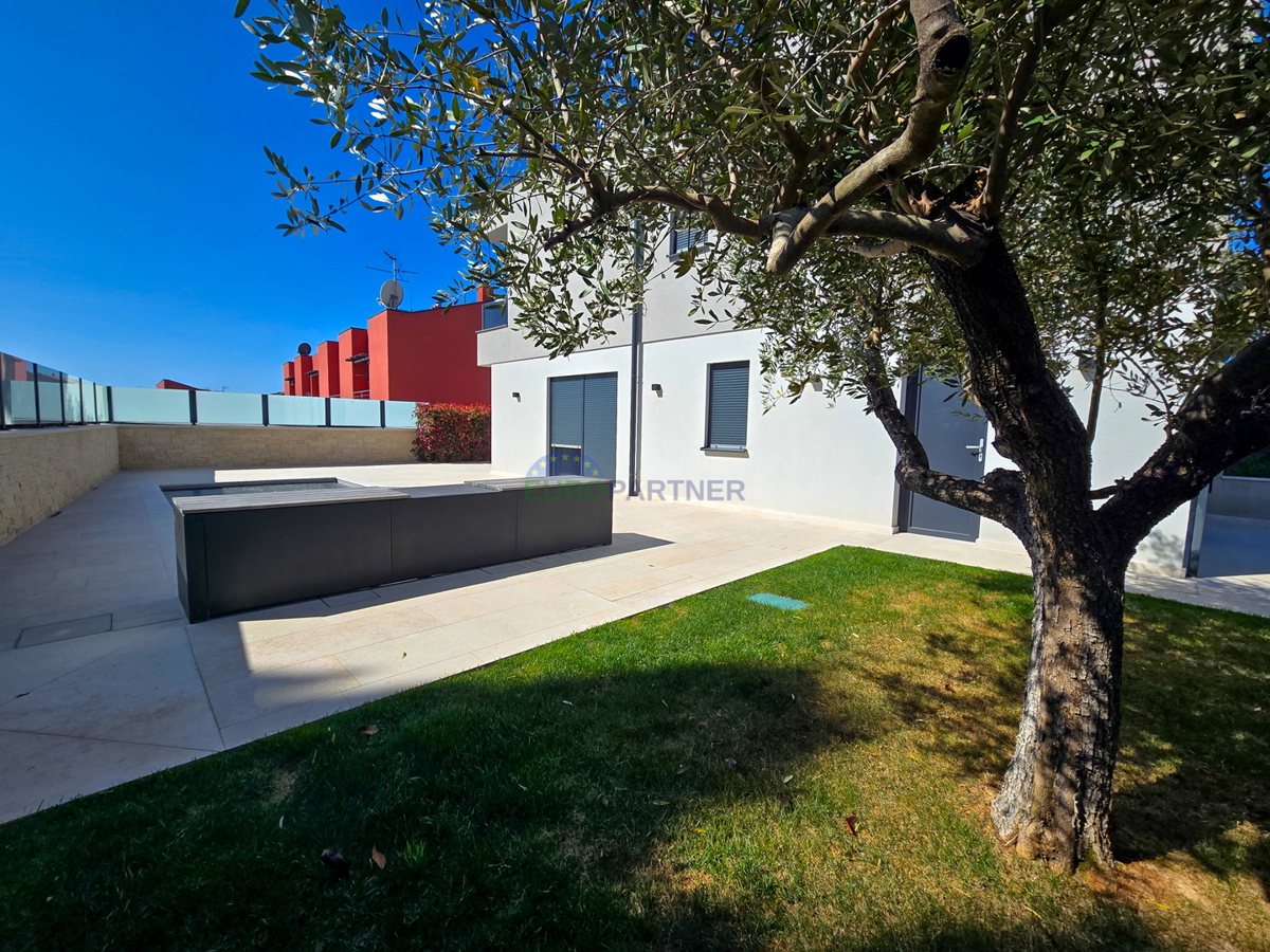 Moderna dvojna kuća s bazenom blizu centra i morja, Poreč