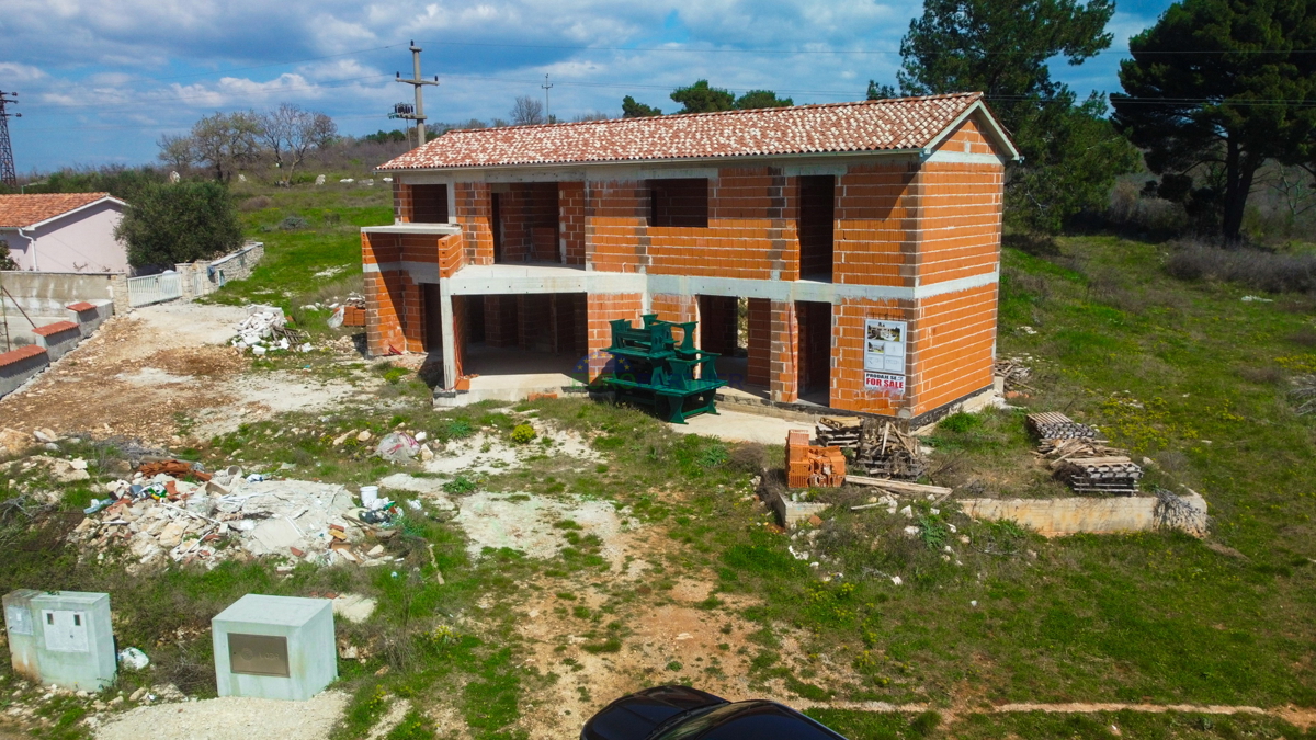 HIŠA V FAZI ROH-BAU, okolica Vrsarja