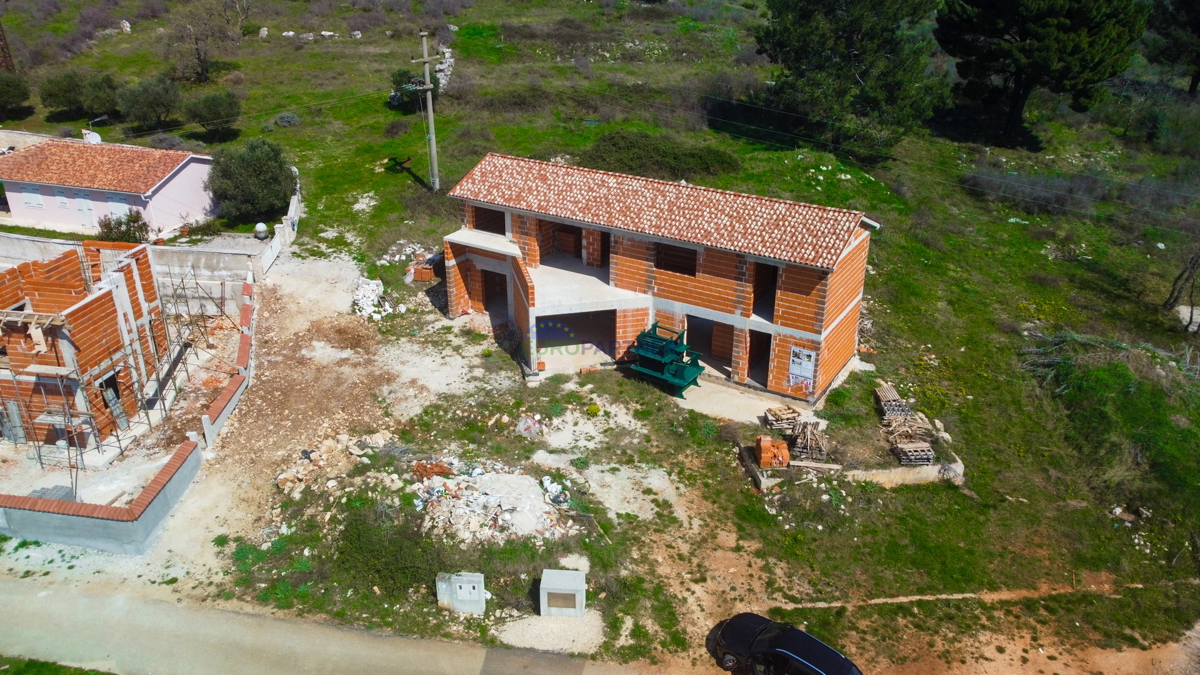 HIŠA V FAZI ROH-BAU, okolica Vrsarja