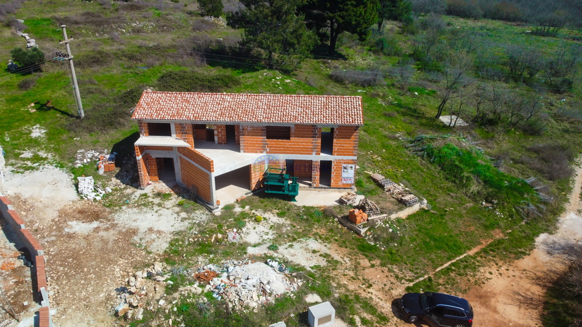 HIŠA V FAZI ROH-BAU, okolica Vrsarja