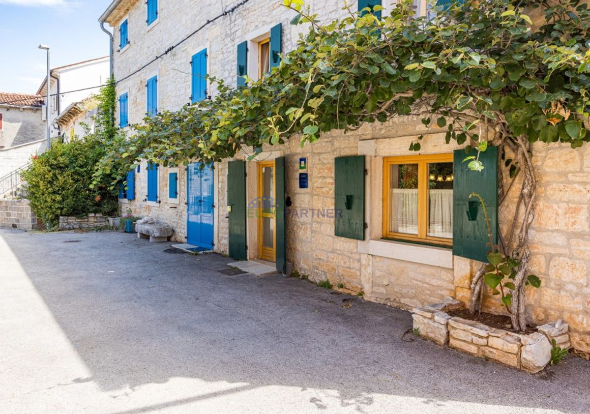 Istra, Kanfanar, kamnita hiša z dodatno stavbo in bazenom