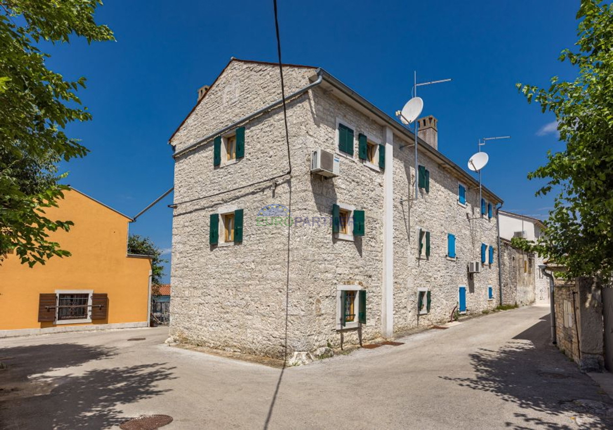 Istra, Kanfanar, kamnita hiša z dodatno stavbo in bazenom