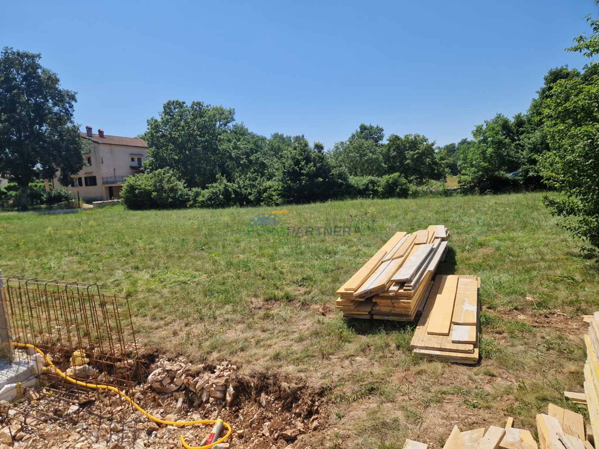 Istra, Sveti Lovreč, zazidljivo zemljišče z izdanim gradbenim dovoljenjem