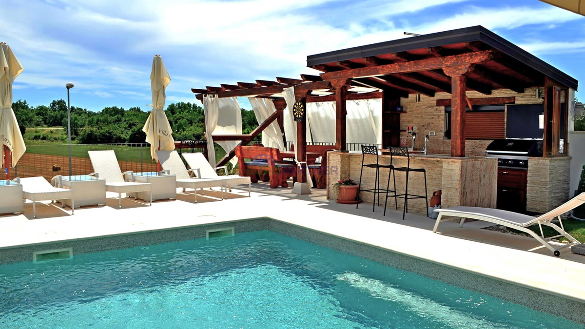 Istra, Novigrad, vila z bazenom na odlični lokaciji