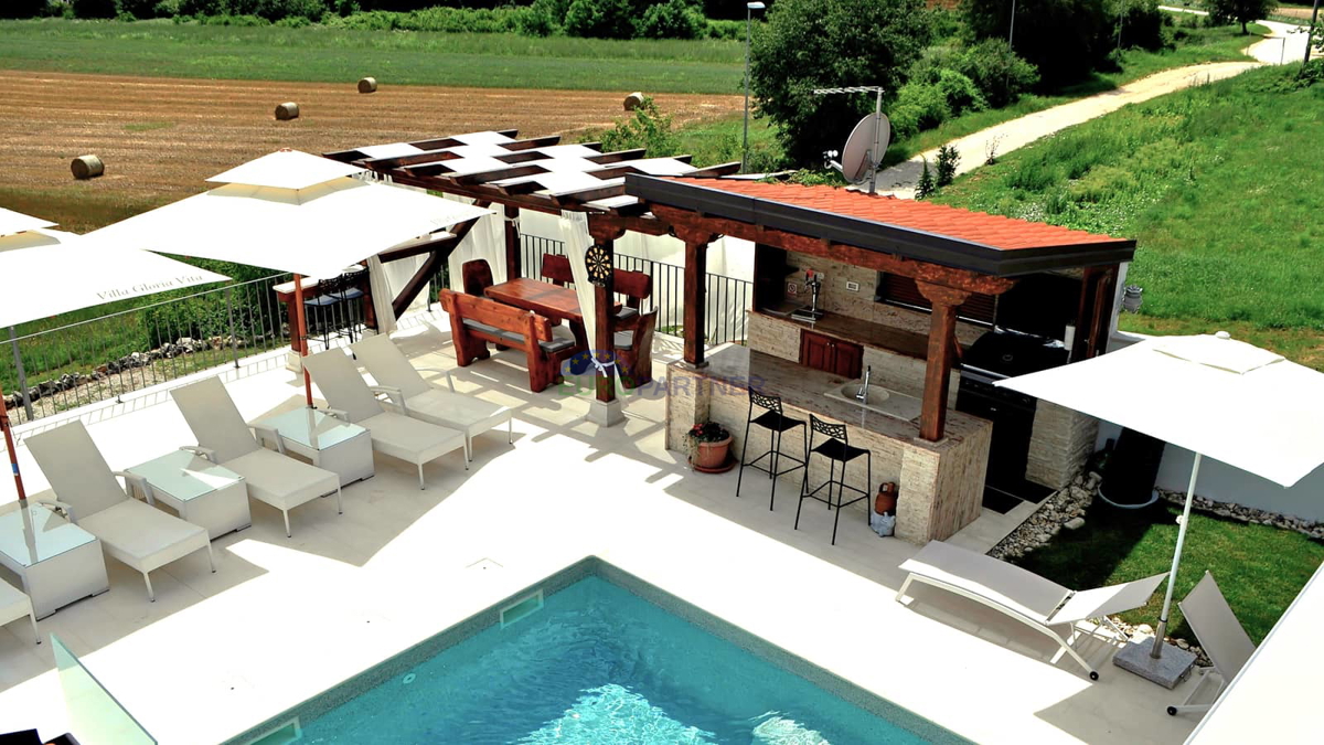 Istra, Novigrad, vila z bazenom na odlični lokaciji