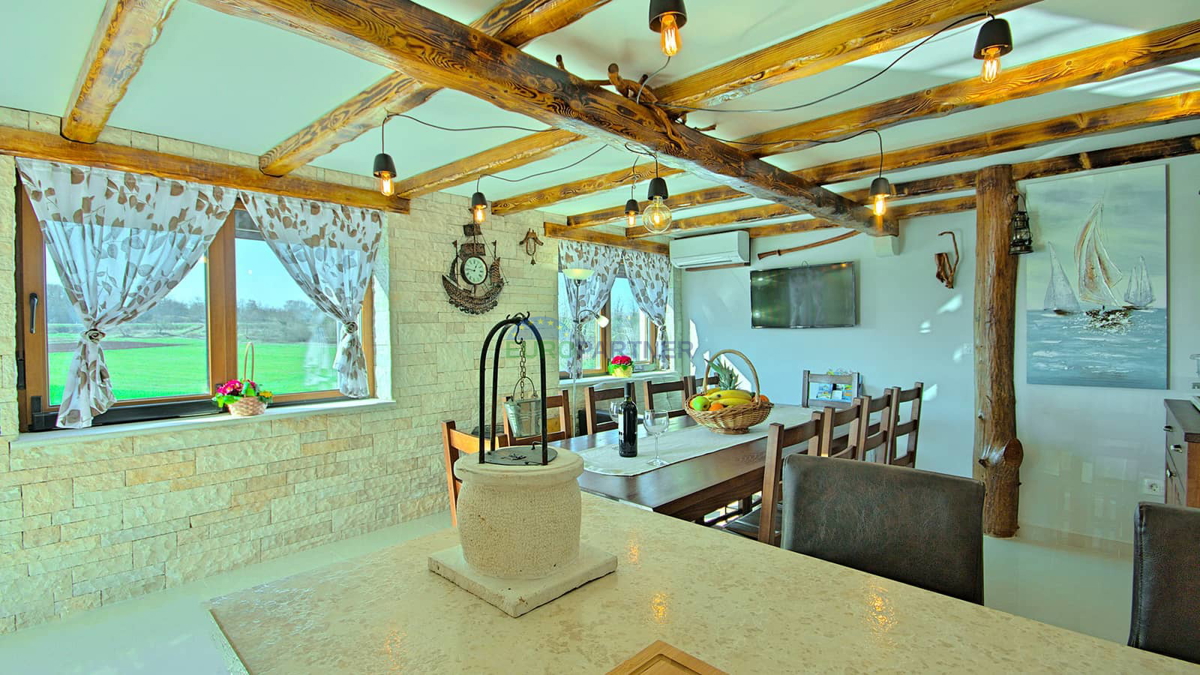 Istra, Novigrad, vila z bazenom na odlični lokaciji