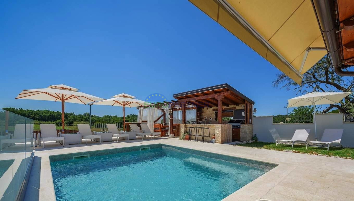 Istra, Novigrad, vila z bazenom na odlični lokaciji