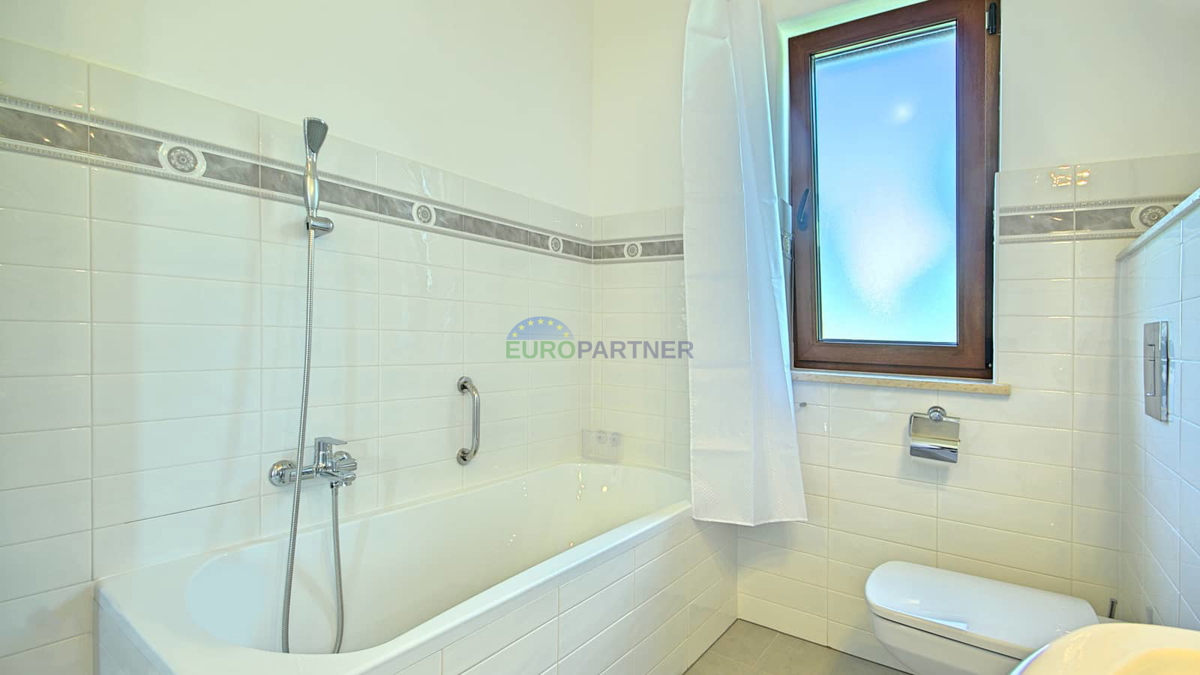 Istra, Novigrad, vila z bazenom na odlični lokaciji