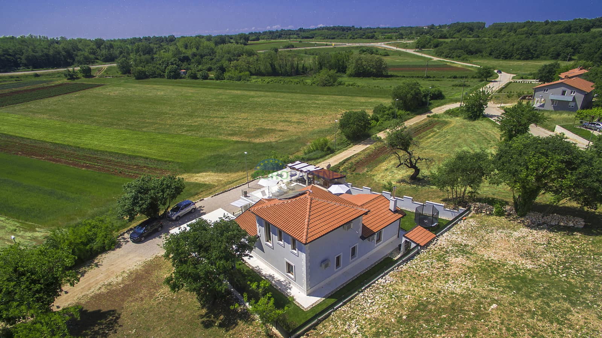 Istra, Novigrad, vila z bazenom na odlični lokaciji