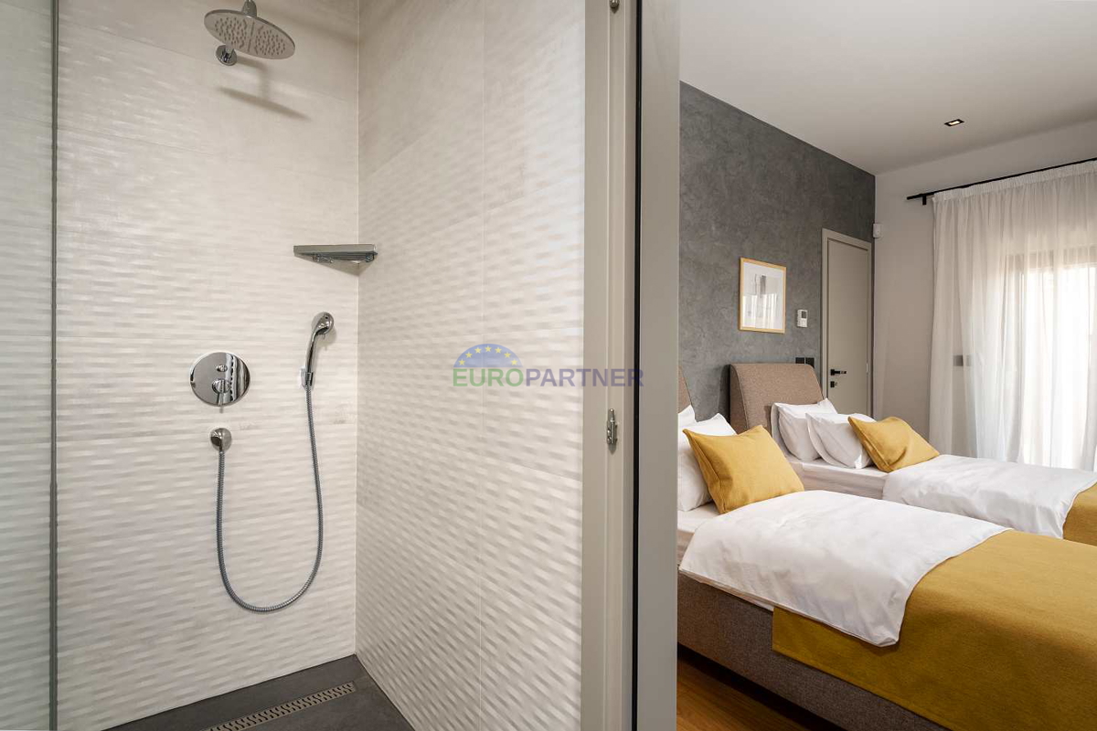 Moderna vila s pogledom na morje, Poreč, 900 m od morja