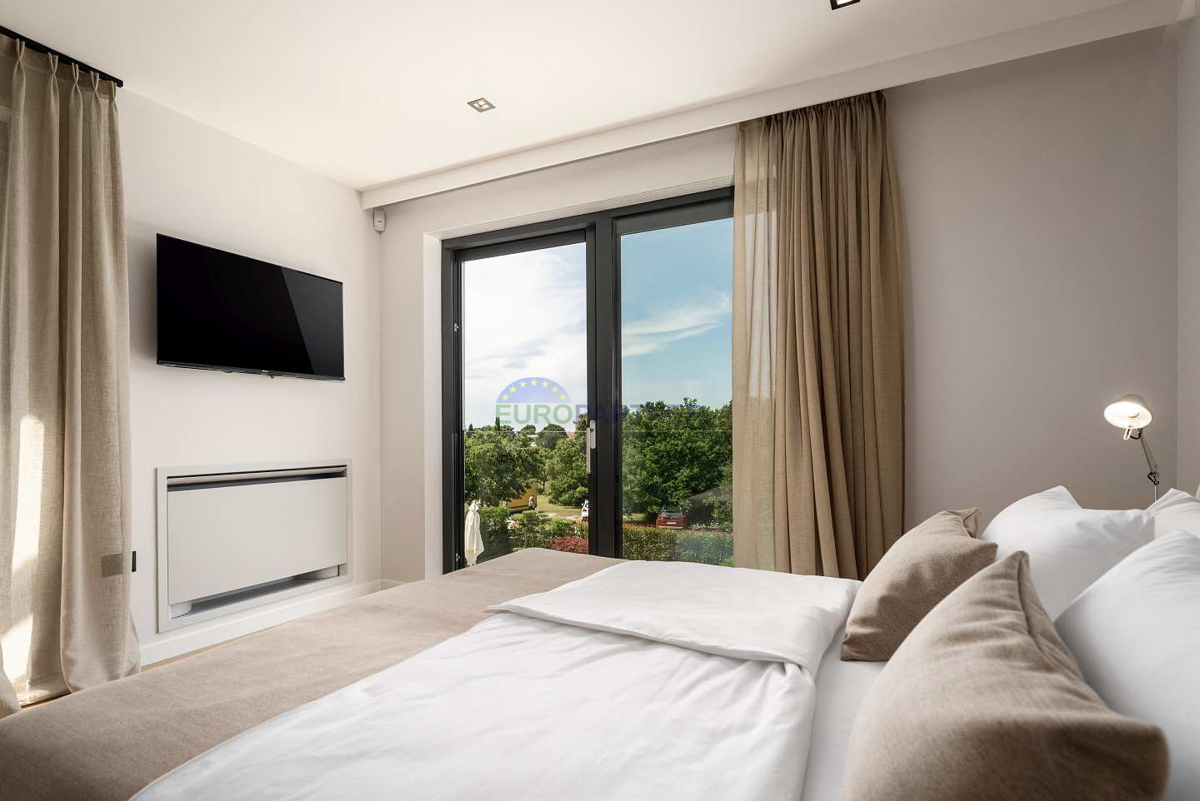 Moderna vila s pogledom na morje, Poreč, 900 m od morja